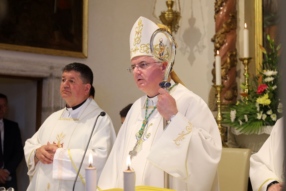 Biskup Uzinić otkazao sve krizme u ovoj pastoralnoj godini, odluka o prvim pričestima prepu&scaron;tena župnicima
