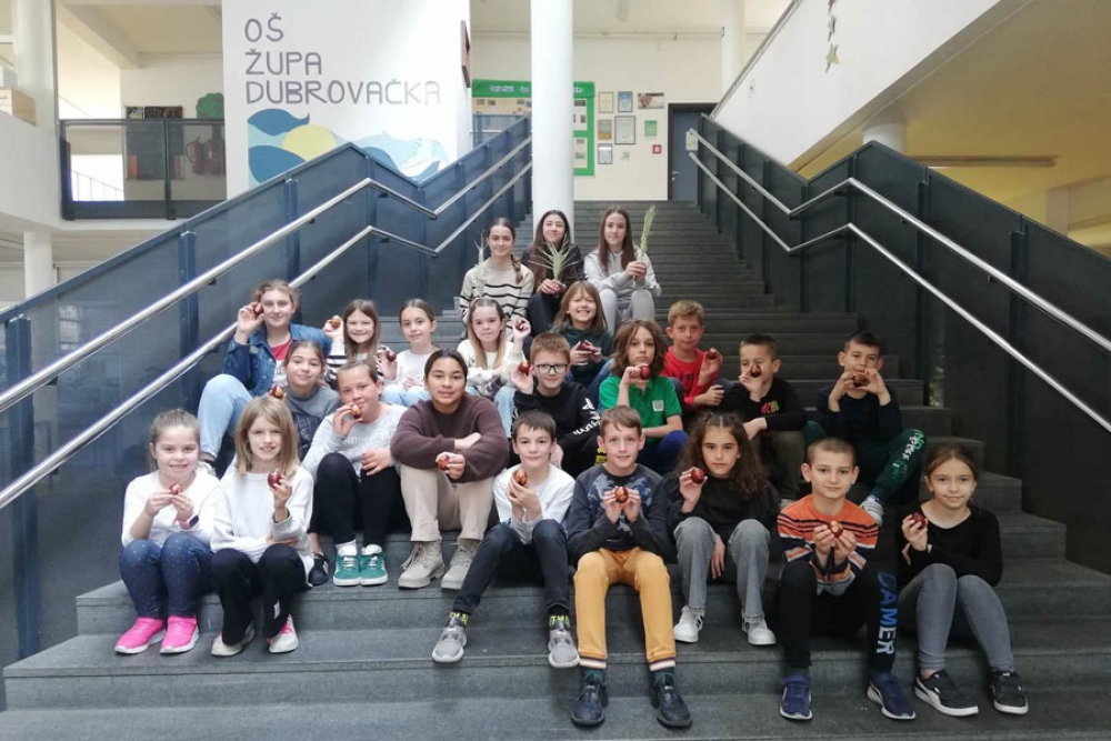 U Erasmus kutku župske &scaron;kole učenici upoznati s vje&scaron;tinama "ma&scaron;ćenja" jaja i pletenja pomica (FOTO)