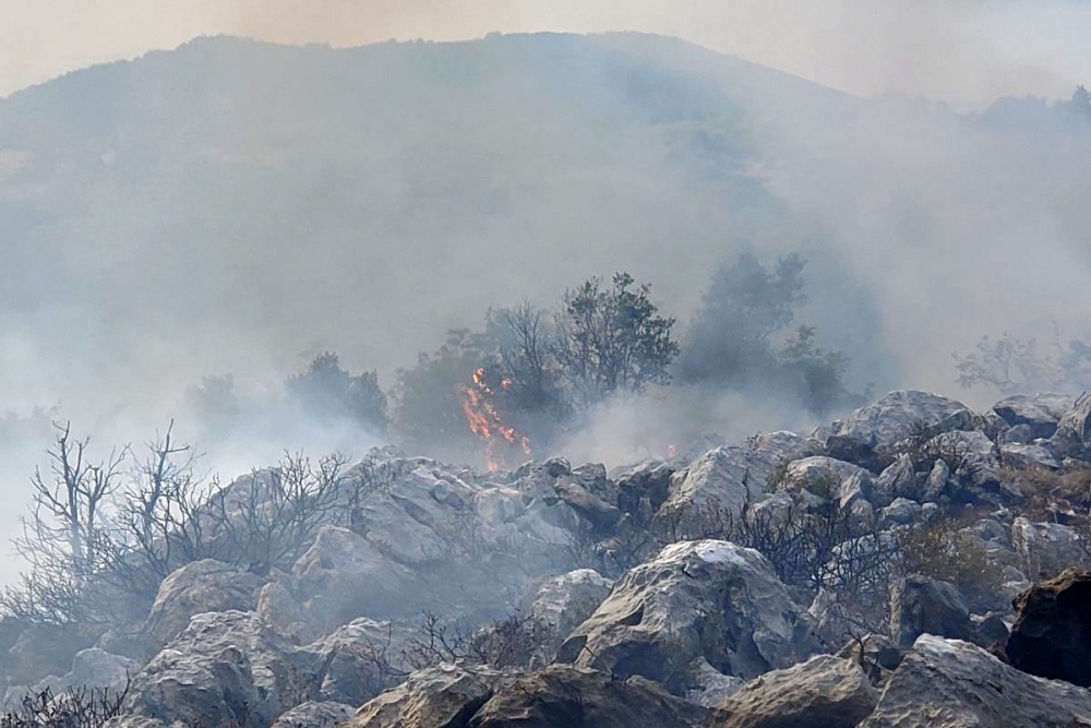 Požar manjih razmjera u usjeku ispod Dupca, gorjelo na dva odvojena mjesta