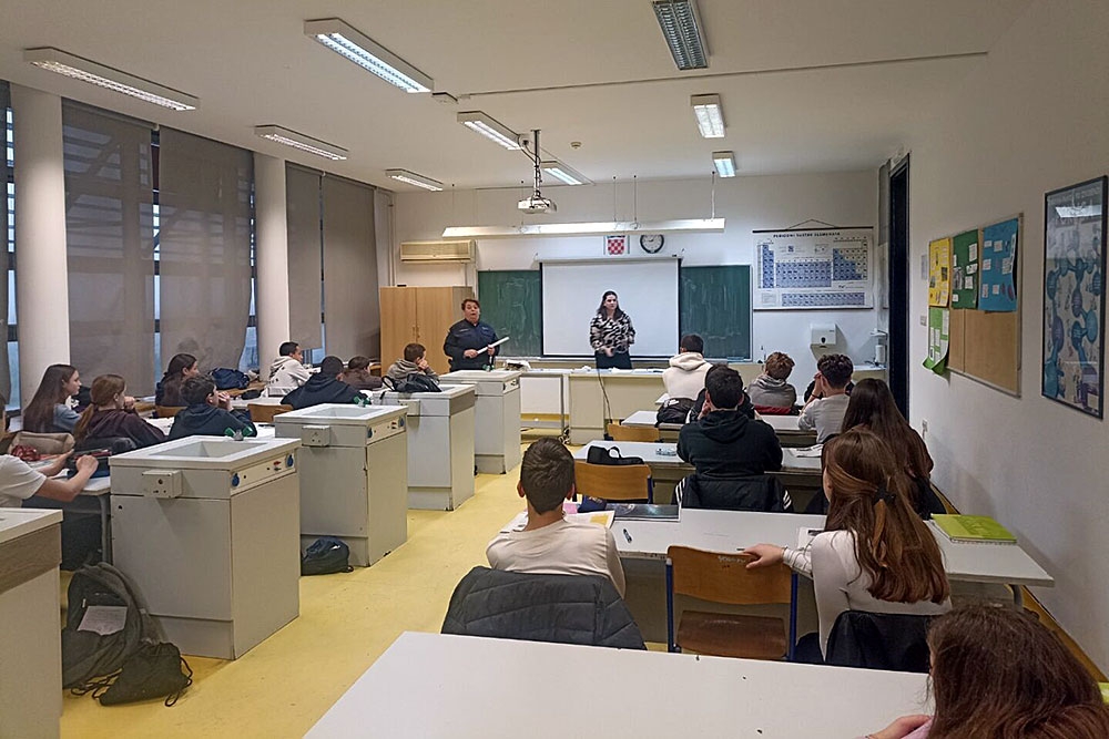 U župskoj &scaron;koli održano predavanje policijskih službenika za učenike osmih razreda
