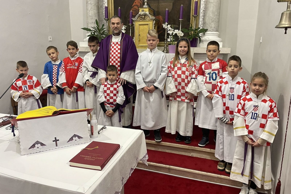 FOTO VIJEST; U župama Brgat i Postranje jučera&scaron;nje mise proslavili u kockicama
