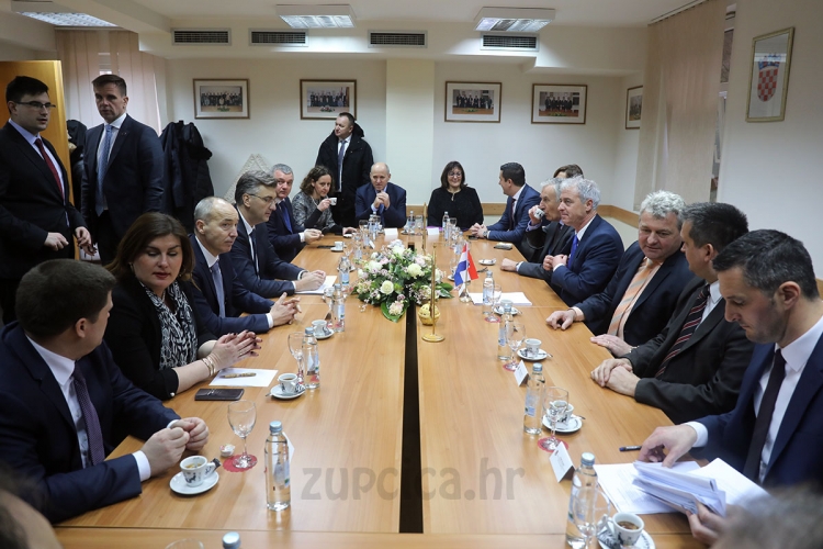 Plenković s ministrima u Župi; Razgovaralo se o cestama, vatrogastvu i Kuparima (FOTO/VIDEO)