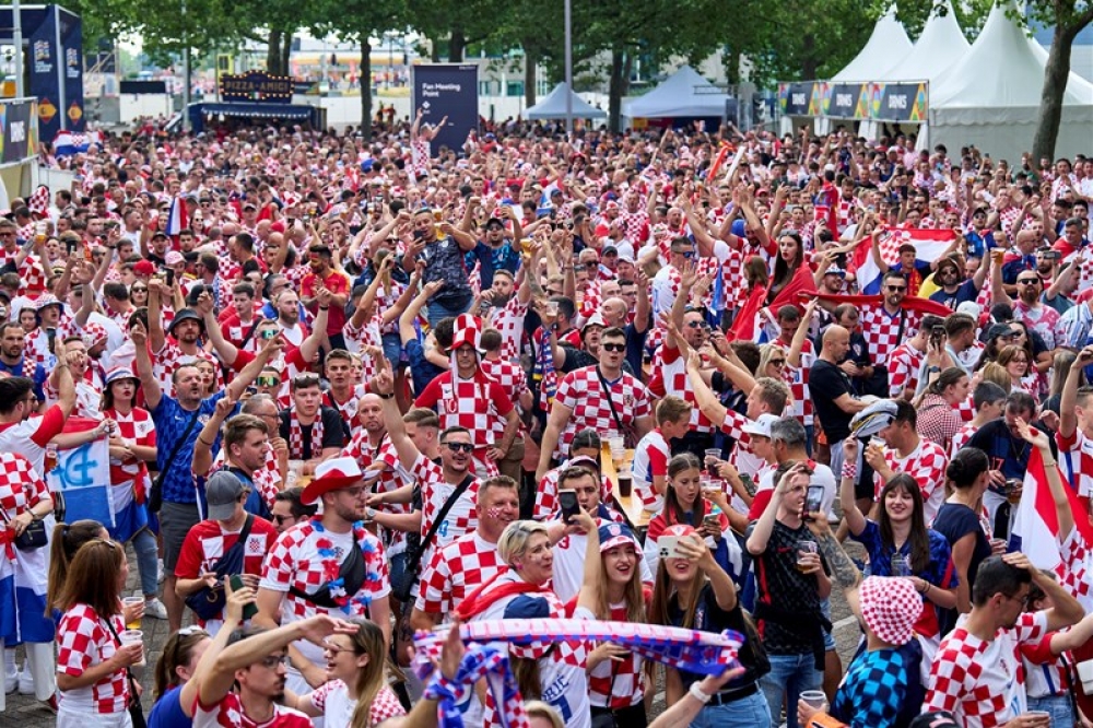 Hrvatska igra prvu utakmicu na Euru, Berlin preplavljen navijačima u kockastim dresovima (VIDEO)