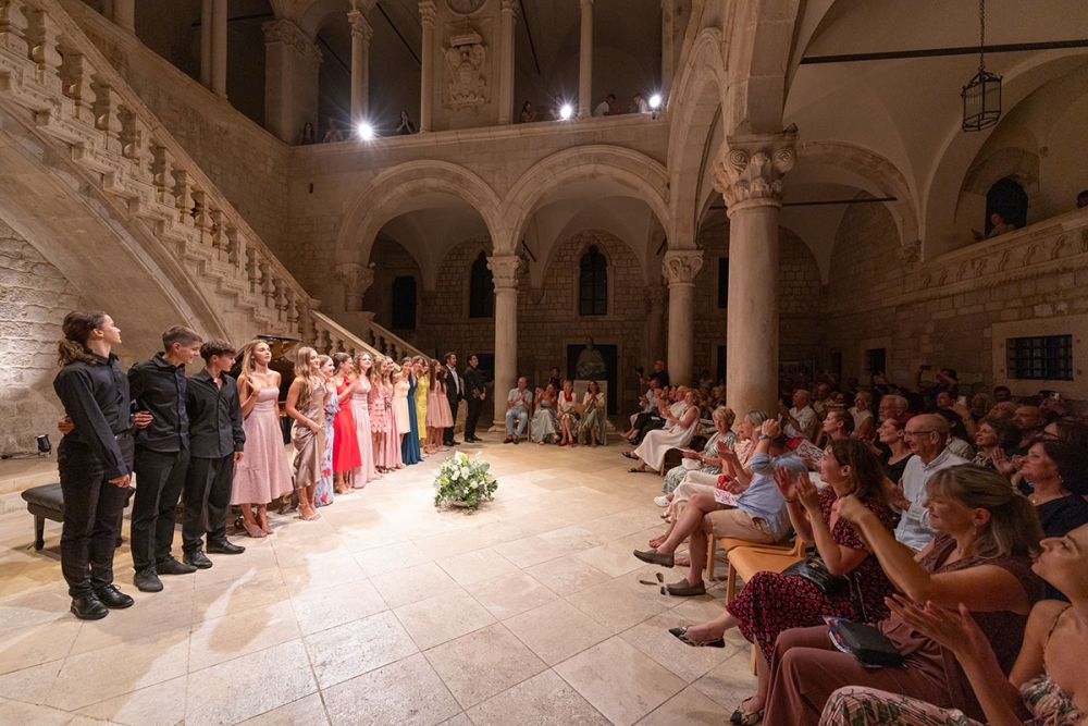 Glazbeni program u Dvoru; Donacijski koncert Mladi za mlade: Igre daruju koncert, darujte i vi!