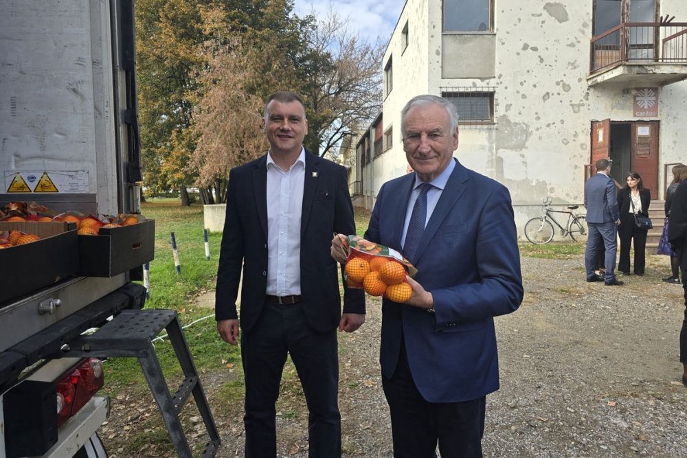 Župan Dobroslavić uručio donaciju deset tona mandarina Vukovarsko-srijemskoj županiji