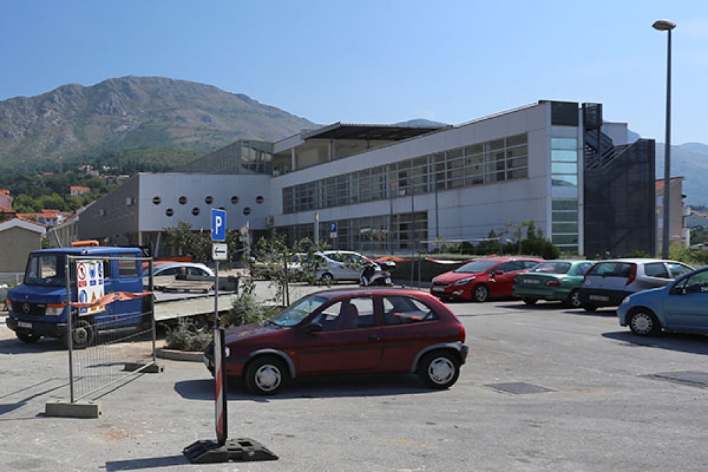 Roditelji i druge neovla&scaron;tene osobe ne smiju ulaziti u &scaron;kolske zgrade, komunikacija elektronskim putem ili telefonom