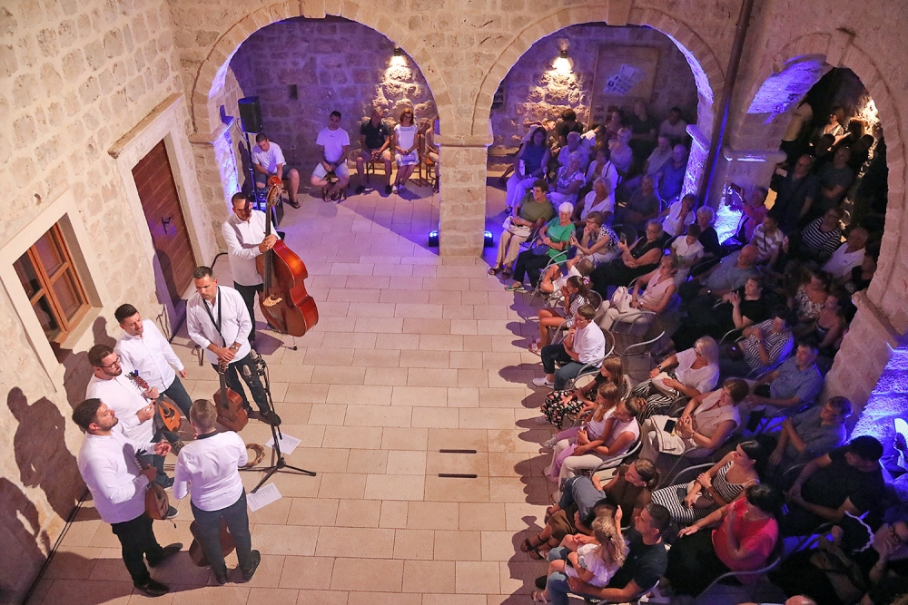 Župsko ljeto; Klapa Ka&scaron;e u klaustru Samostana sv. Vićenca (FOTO/VIDEO)
