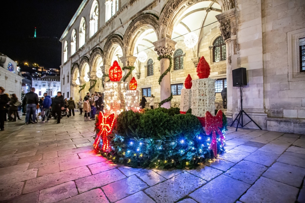 Na adventskom vijencu ispred Katedrale upaljena druga adventska svijeća