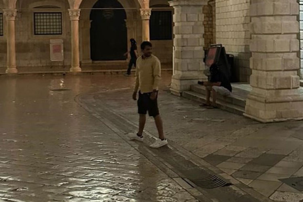 Policija; Za osobu s fotografije se pretpostavlja se da raspolaže saznanjima o o&scaron;tećenju Male Onofrijeve fontane