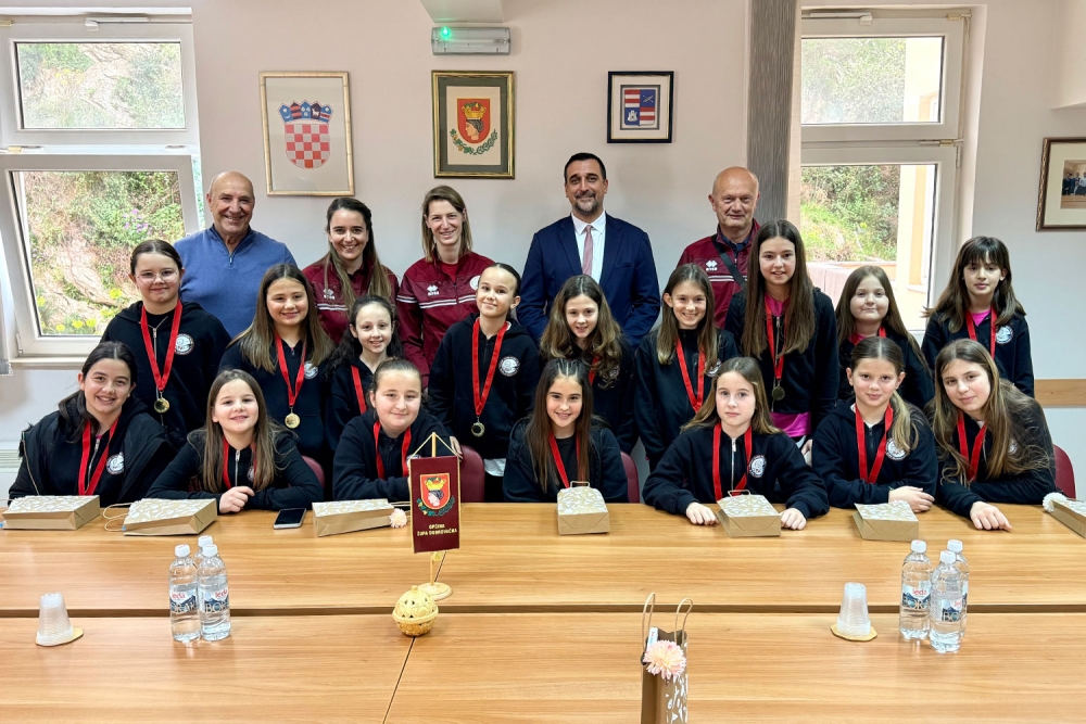 Prvakinje Hrvatske u mini odbojci ekipa U-11 ŽOK Župa dubrovačka na prijemu kod načelnika