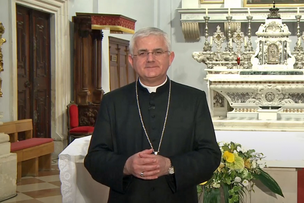 Apostolski upravitelj biskupije mons. Uzinić videoporukom maturantima &bdquo;do&scaron;ao&ldquo; u njihove razrede (VIDEO)