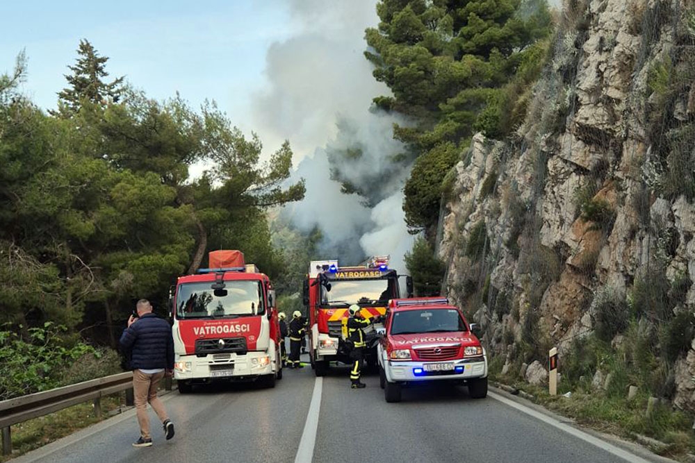Zapalilo se automobil na magistrali povi&scaron;e Grada, gužve i kolone do Dupca
