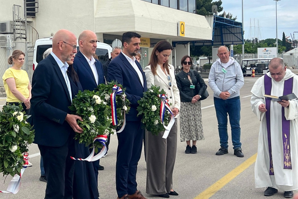 U gru&scaron;koj luci položeni vijenci u znak sjećanja na stradale u potonuću broda Aurora