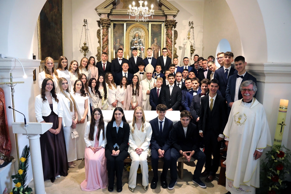 Biskup Roko Glasnović krizmao 49 mladih Župe sv. Ilara u Mlinima (FOTOGALERIJA)