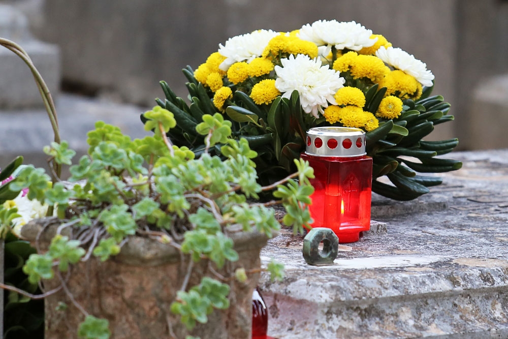 Blagdan svih Svetih; Toplo i sunčano blagdansko jutro veliki broj vjernika iskoristio za obilazak i kićenje grobova