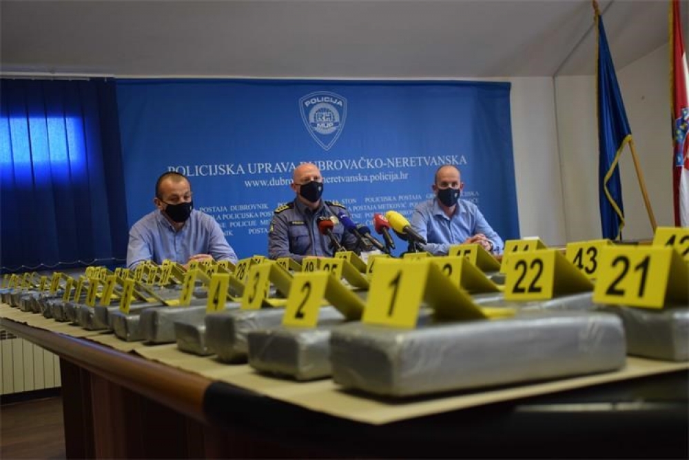 Konferencija za medije u policiji; Razbijen jo&scaron; jedan lanac preprodaje kokaina (FOTO/VIDEO)