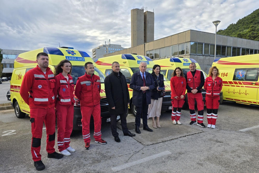 Obnovljena zgrada Zavoda za hitnu medicinu; Župan uručio ključeve &scaron;est novih medicinskih vozila