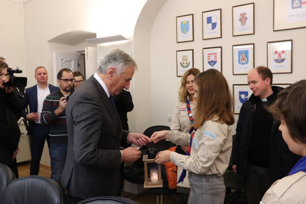 Katolički skauti donijeli Betlehemsko svjetlo mira u palaču Ranjina