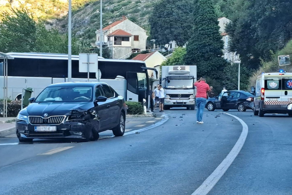 Prometna nesreća na raskrižju u Platu, na intervenciji hitna pomoć, promet se odvija otežano