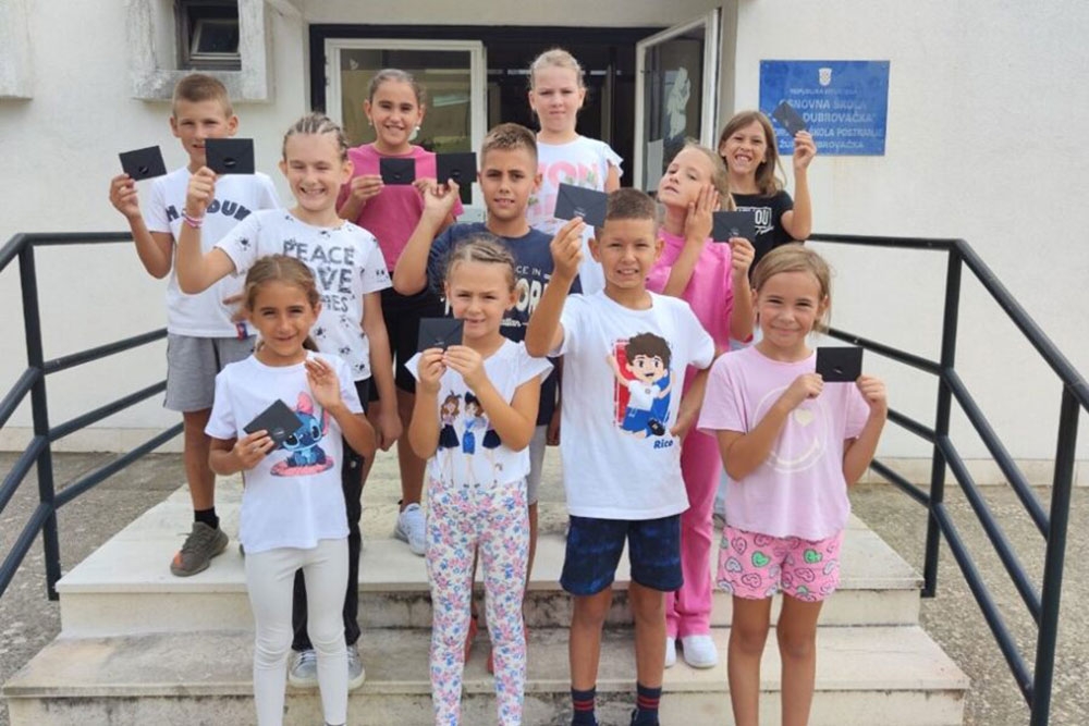 Učenici iz Postranja izrađivali narukvice, prihod od prodaje namijenili djeci iz Doma Maslina