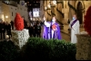 Ispred Kneževa dvora blagoslovljen adventski vijenac i upaljena prva svijeća