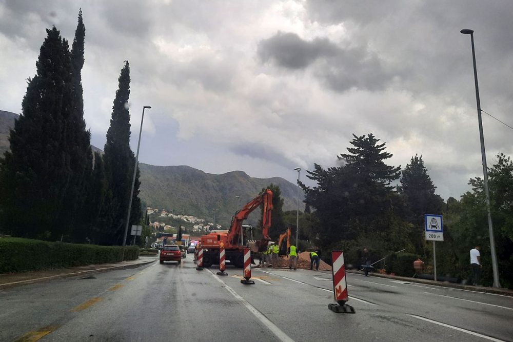 Gužve na Državnoj cesti D8 kroz Župu, semafori ispred raskrižja u Kuparima - prekopava se magistrala (FOTO)